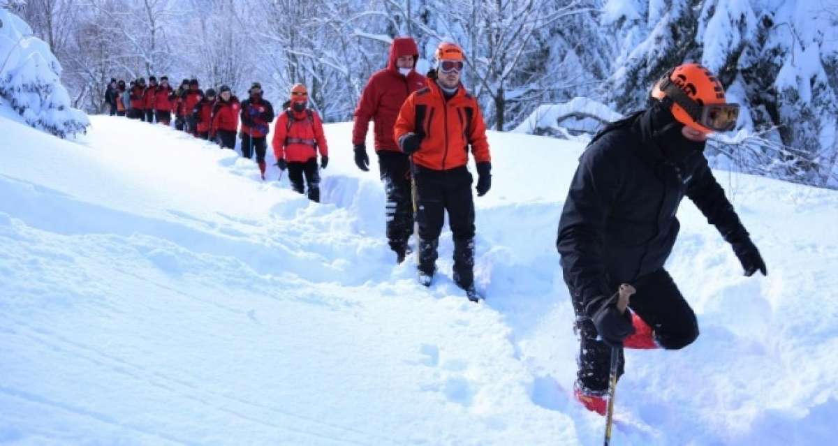Kayıp doktoru arayan ekiplerin karla zorlu mücadelesi