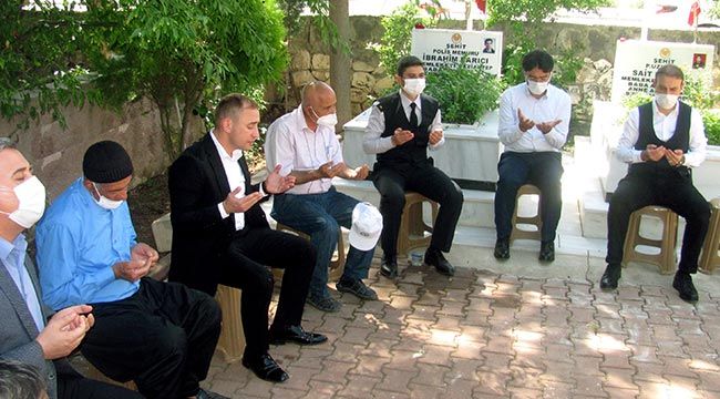 Kaymakam Mutlu, şehitler i&ccedil;in Kur&rsquo;an-ı Kerim okudu