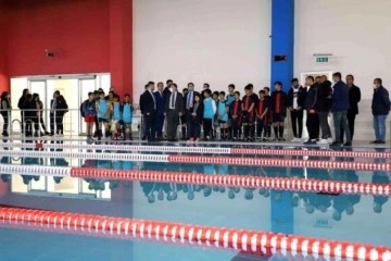 Kaymakam Tunç, olimpik yüzme havuzunda incelemelerde bulundu