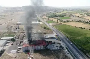 Kayseri'de fabrika yangını, 9 saatlik uğraşlarla söndürüldü