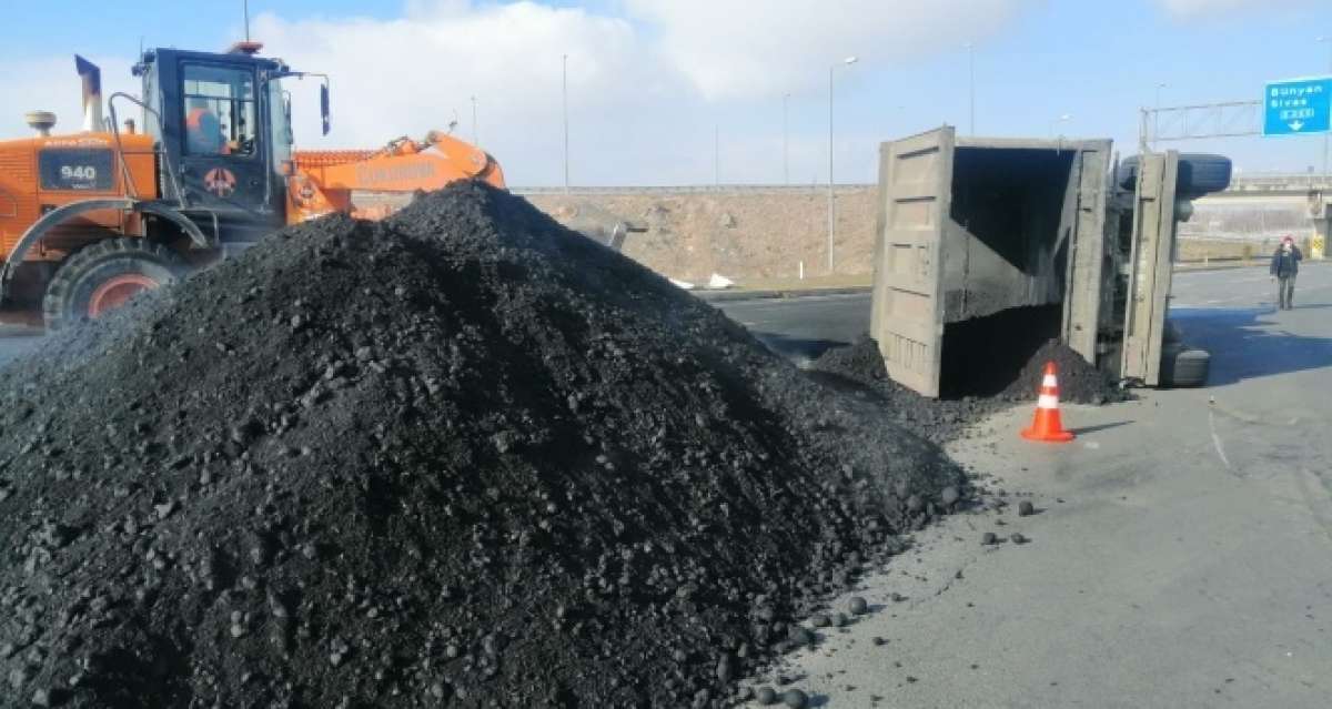 Kayseri'de kömür tozu yüklü tır devrildi, yol ulaşıma kapandı