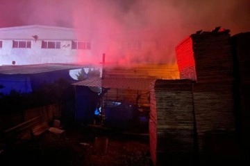 Kayseri’de mobilya fabrikasının deposu yandı