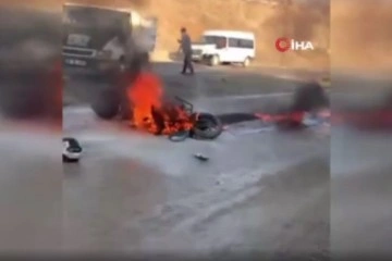 Kaza sonrası motosikletiyle alevler içinde kaldı, vatandaşlar yanmaktan kurtardı
