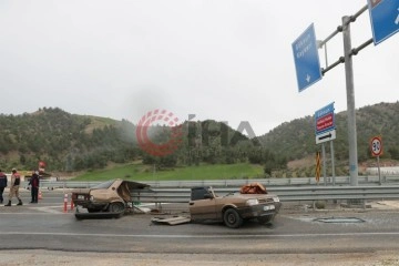 Kaza yapan otomobil ikiye b&ouml;l&uuml;nd&uuml;