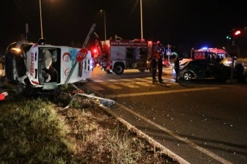 Kazada ağır yaralanan sürücüyü hastaneye taşıyan ambulans devrildi: 1 ölü, 3 yaralı