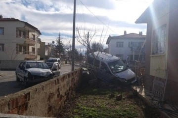 Kazada savrulan araç istinat duvarını yıkıp evin bahçesine girdi