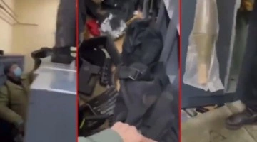 Kazakistan'da askeri depoya giren eylemciler silahları çantalarına böyle doldurdu