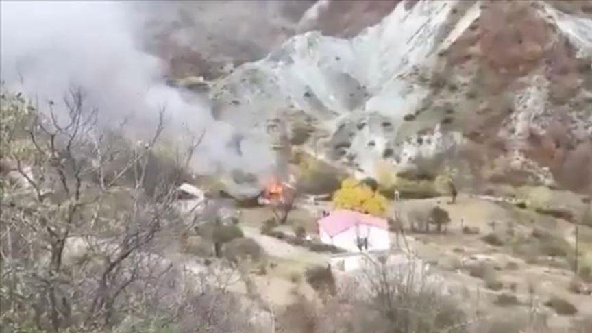 Kelbecer’i terk eden Ermeniler evleri ve ormanları yakıyor