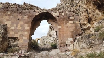 Kemah Kalesi'ndeki kazılarda kalıntılarına rastlanan tarihi cami ayağa kaldırılıyor