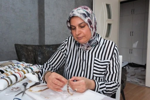 Keşfettiği Sanatla Hayata Tutundu: Nihal Özdal’dan Miyuki Boncuklarıyla Yeni Bir Kariyer!