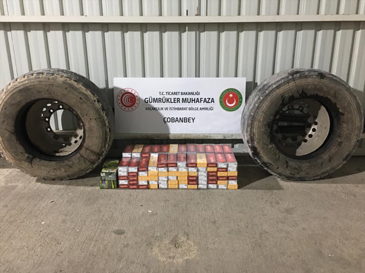 Kilis'te tırın lastiklerine gizlenmiş gümrük kaçağı 1400 paket sigara yakalandı