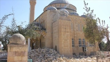 Kilis'te depremde hasar gören minarelerin yıkım işlemleri sürüyor