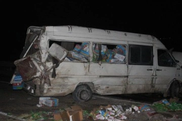 Kilis’te gıda yüklü minibüs devrilmesi sonucu karayolu trafiğe kapandı