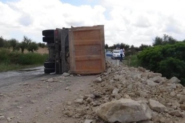 Kilis’te hafriyat kamyonu devrildi yol trafiğe 1.5 saat kapandı