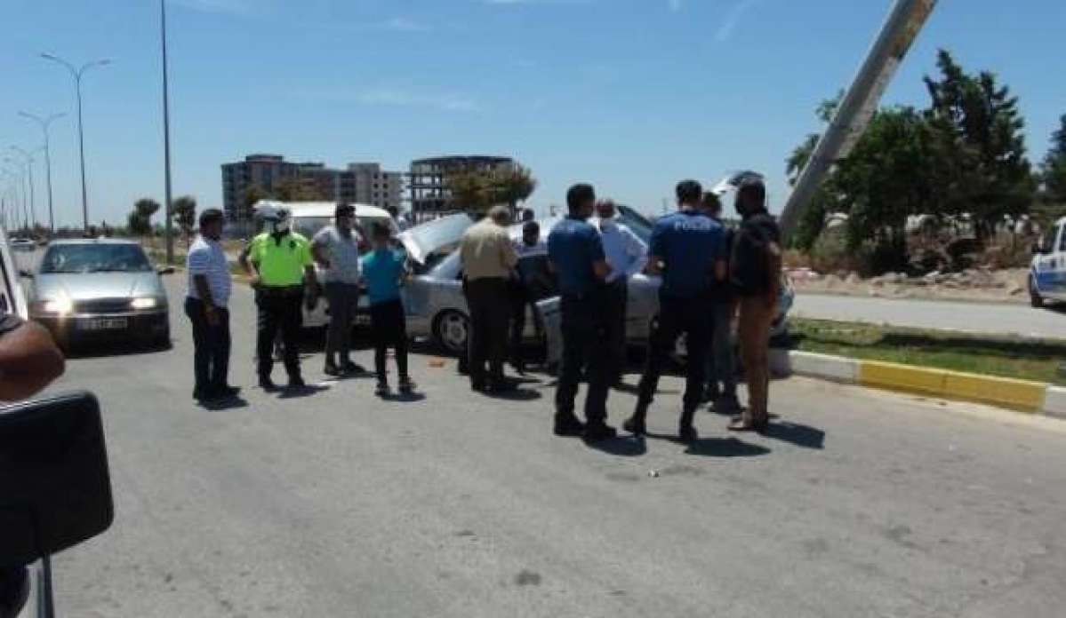 Kilis'te, otomobil ile minibüs çarpıştı: 2 yaralı
