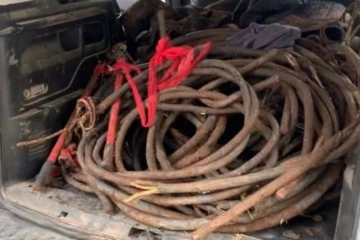 Kiraladıkları araçla çiftçilerin kablolarını çalan hırsızlar yakalandı