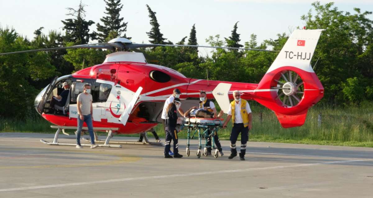 Kiraz ağacından düşen çiftçi, ambulans helikopterle hastaneye sevk edildi