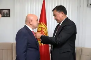 Kırgızistan Cumhurbaşkanı Caparov'dan Başkan Altınok'a devlet nişanı