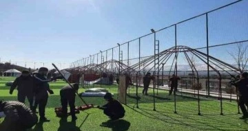 Kırgızistan’ın gönderdiği kıl çadırlar Kahramanmaraş’ta kuruluyor