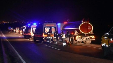 Kırıkkale'de deprem bölgesinden dönen ekibi taşıyan midibüsün devrildiği kazada 13 kişi yaralan
