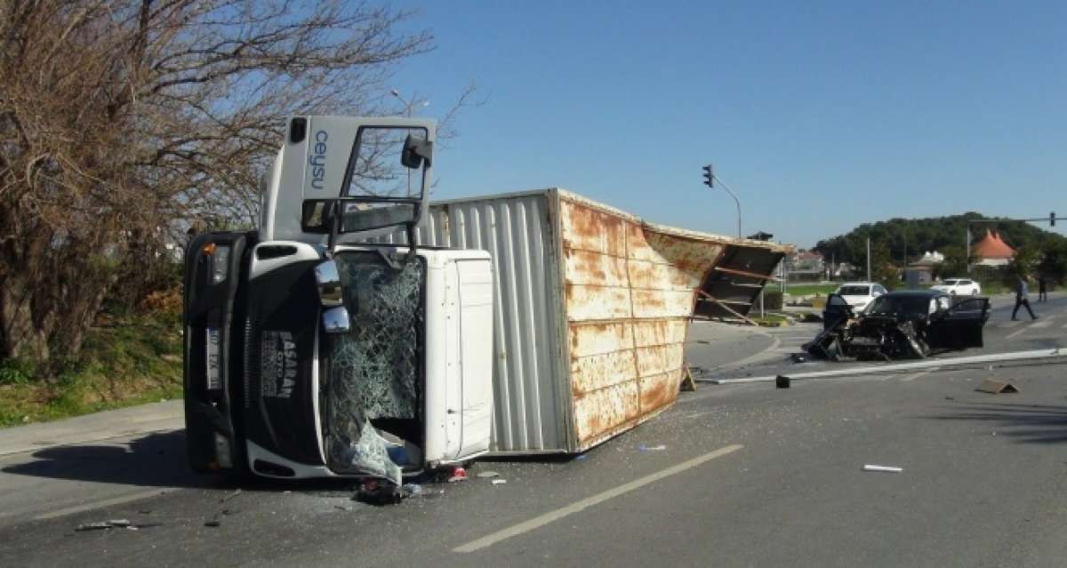 Kırmızı ışık ihlali yapan kamyon otomobilin üzerinden geçerek devrildi: 3 yaralı