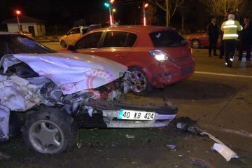 Kırmızı ışıkta bekleyen ara&ccedil;lara &ccedil;arpıp ka&ccedil;tı: 3 yaralı