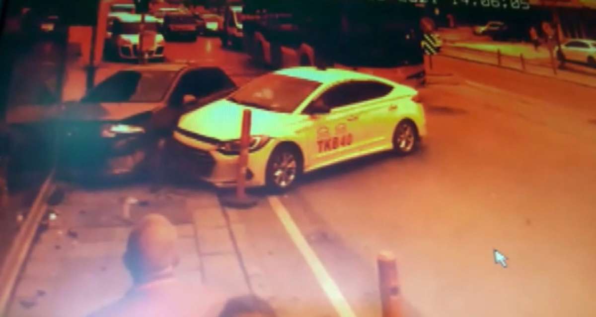 Kırmızı ışıkta geçen taksi, kadın sürücünün aracına çarptı