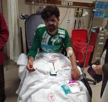 Kırmızı kart gören futbolcu, yerde yatan rakibinin yüzüne tekme atıp yaraladı