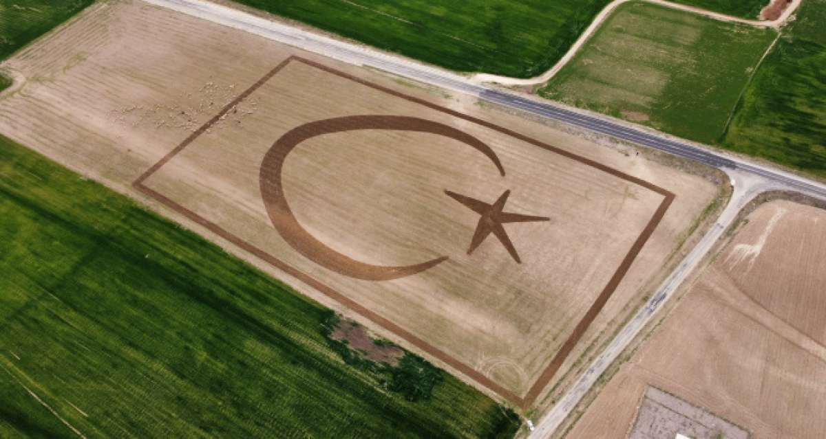 Kırşehir'de çiftçi tarlasına römorku ile Türk bayrağı çizdi
