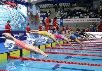 Kısa Kulvar Genç ve Açık Yaş Yüzme Şampiyonasının finali yapıldı