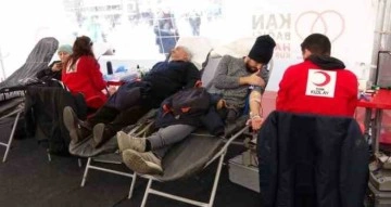 Kızılay depremzedeler için Taksim Meydanı’nda kan bağışı kampanyası başlattı