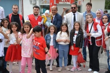Kızılay mahalle mahalle gezip çocukların bayramını kutladı