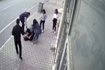 Kızların tekme tokat kavgası güvenlik kamerasına yansıdı
