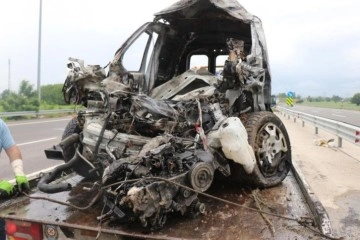 KMO’da korkutan kaza: Araç bariyerlere çarparak alev aldı