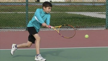 Kocaeli'de 10 yaşındaki şampiyon tenisçi gözünü milli formaya dikti
