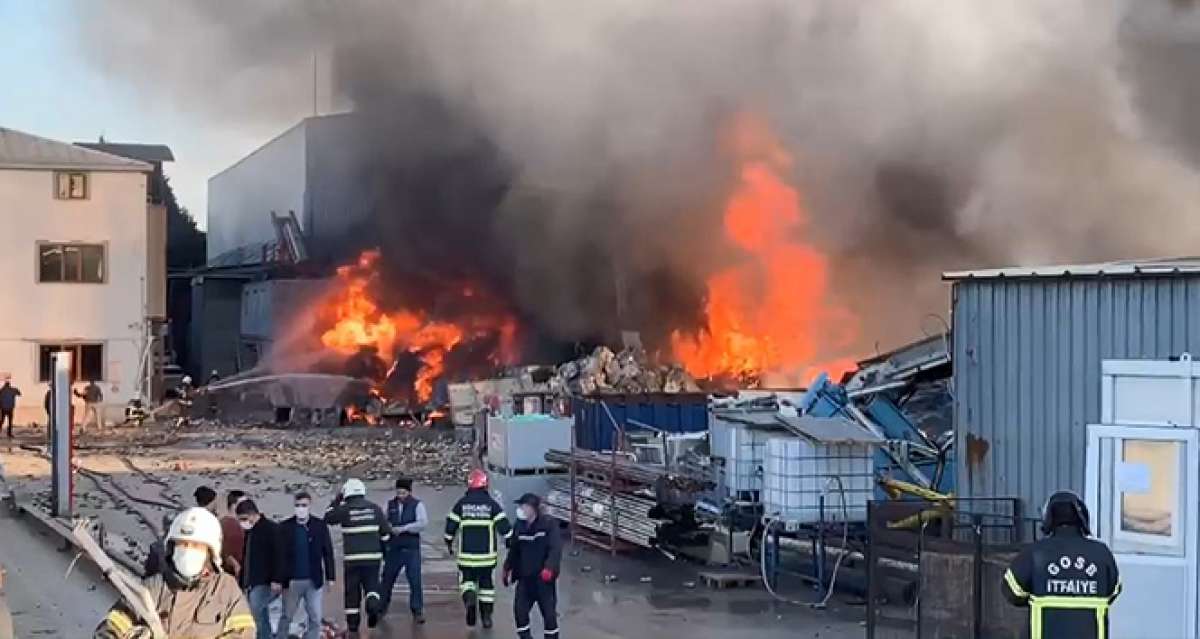 Kocaeli'de geri dönüşüm fabrikasındaki yangın devam ediyor