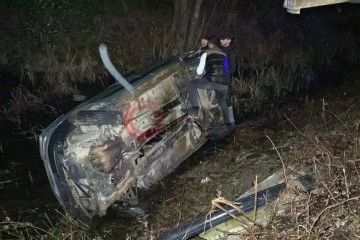 Kocaeli'de hafif ticari ara&ccedil; dere yatağına u&ccedil;tu