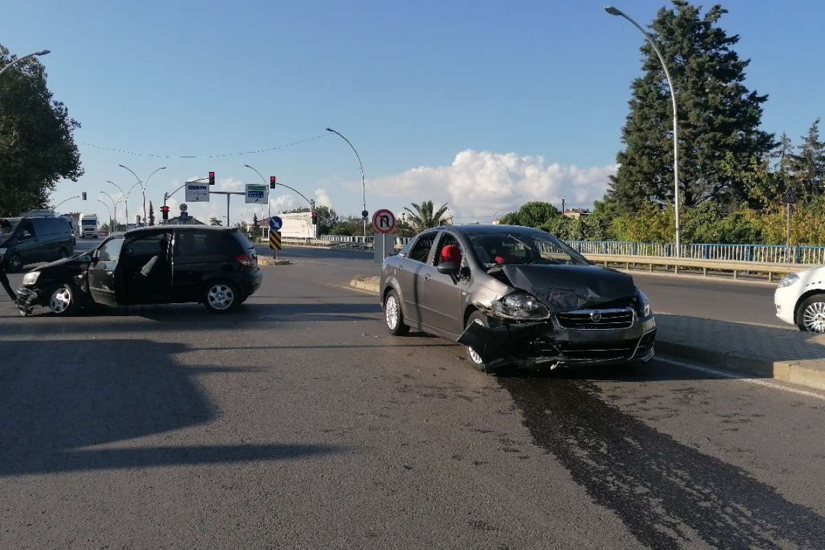 Kocaeli'de iki otomobil çarpıştı: 1 yaralı