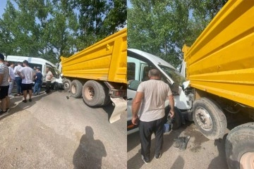 Kocaeli’de işçi servisi ile kamyon çarpıştı: 7 yaralı