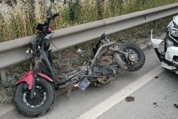 Kocaeli'de motosiklet bariyerlere çarptı: 1’i ağır 2 yaralı