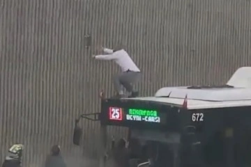 Kocaeli'de otobüs şoföründen alkışlanacak hareket