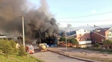 Kocaeli'de sanayi tesisinde çıkan yangına müdahale ediliyor