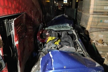 Kocaeli'de seyir halinde tartışan iki otomobil sürücüsü çarpıştı: 1'i ağır 5 yaralı