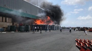 Kocaeli'de zincir marketin deposunda çıkan yangın söndürüldü