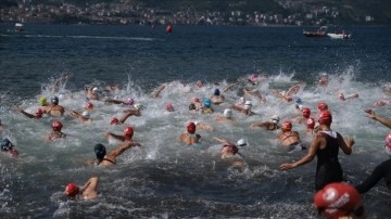 Kocaeli'deki Açık Su Yüzme Yarışları'nda sporcular İzmit Körfezi'ni yüzerek geçti