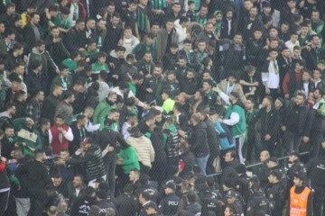 Kocaelispor - Sakaryaspor maçında tribünde gerginlik