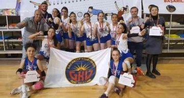 Kolej Vakfı Genç Kızlar Voleybol takımı Türkiye yarı finallerinde