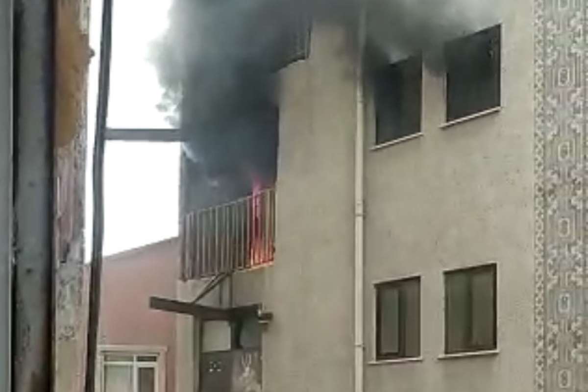 Koltuk atölyesinde yangın: Çalışanlar yangın merdiveninde mahsur kaldı