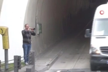 Komşuları rahatsız olmasın diye zurnasını tünel girişinde çalıyor