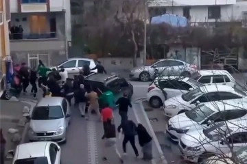 Komşuların bı&ccedil;aklı park yeri kavgasında 3 kişi yaralandı